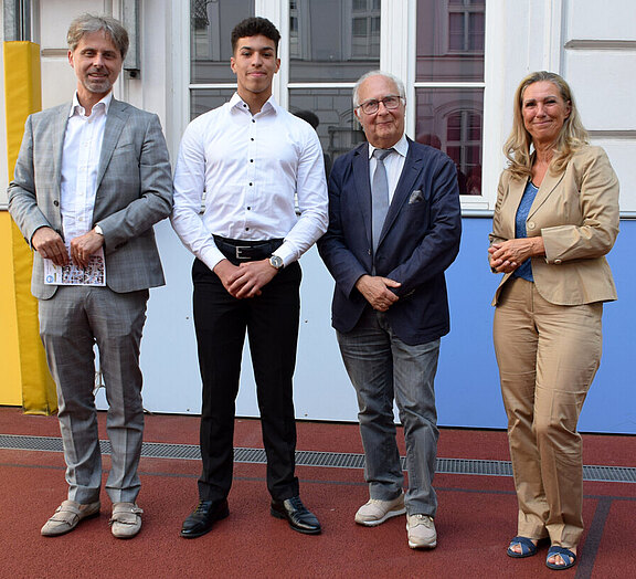 csm_Nadir_Gratulation_aa8590f123.jpg  